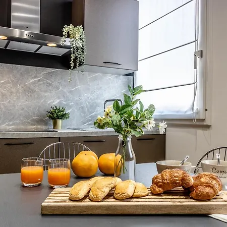 Ugo Bassi Apartment *